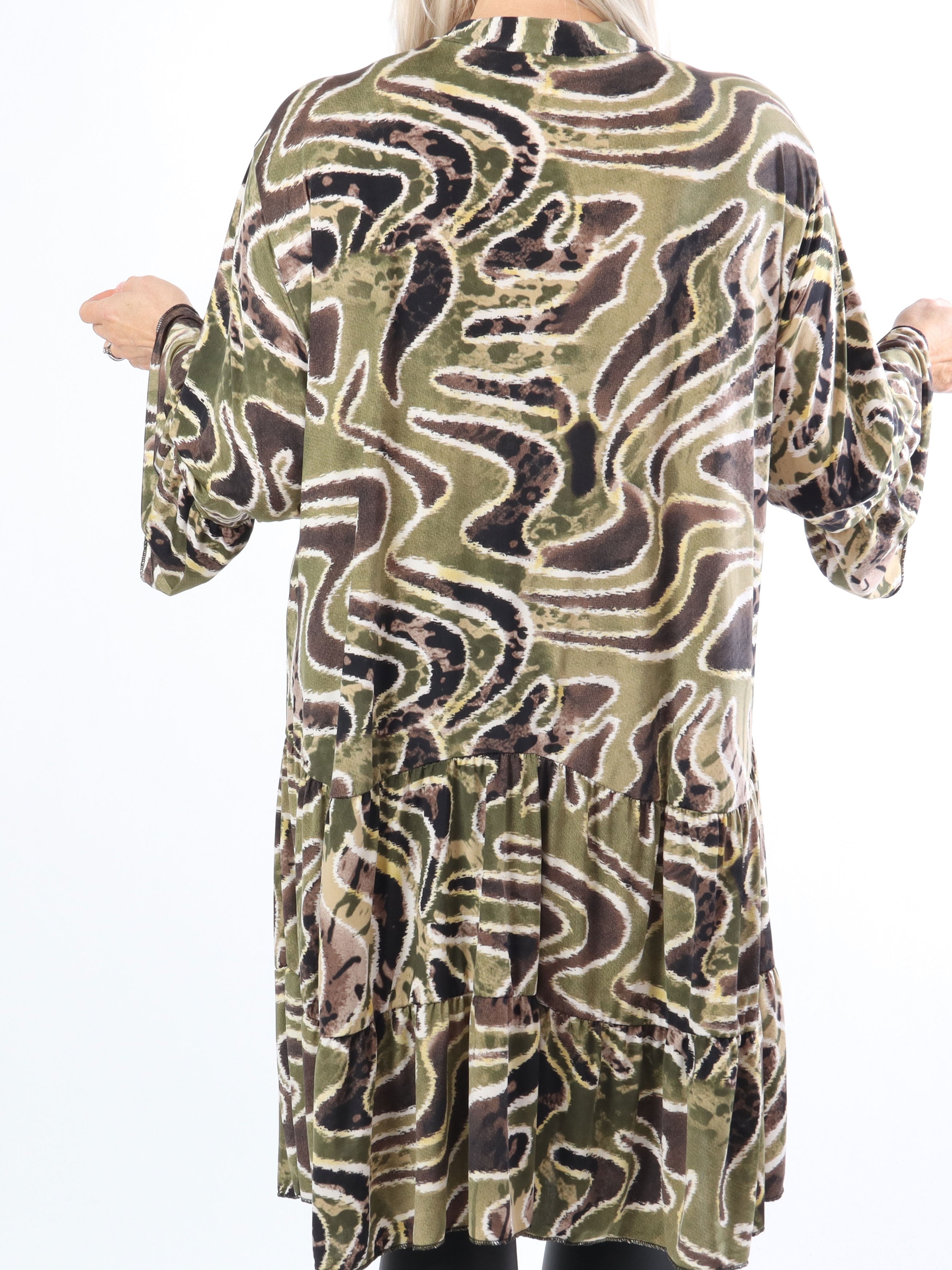 Pauline Pattern - Plus size klänning med v-ringning och liten volangkjol